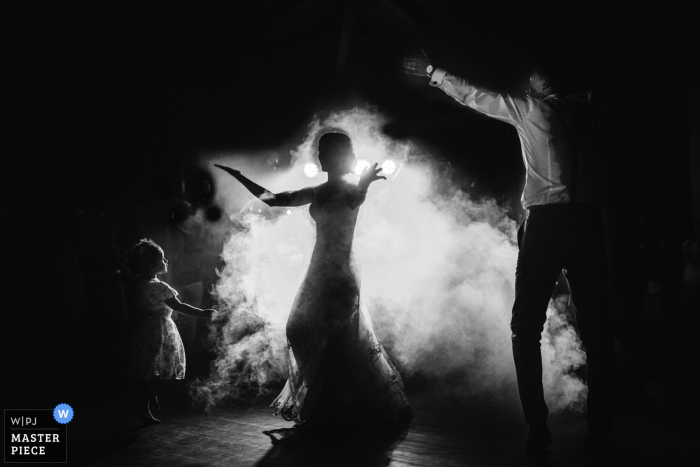 Ein portugiesischer Hochzeitsfotograf in Ponte de Lima hat dieses Bild des Brautpaares geschaffen, das in Nebel und Lichtern tanzt