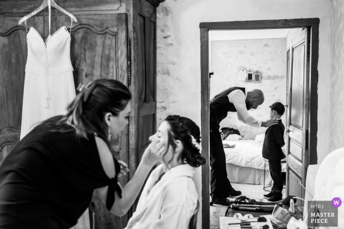 Fotografía de boda Auvergne-Rhône-Alpes que muestra 2 vistas de los preparativos en BW