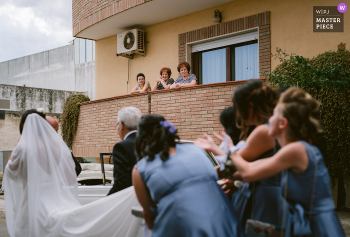 Fotograf ślubny z Apulii we Włoszech stworzył to zdjęcie przedstawiające pannę młodą wychodzącą z domu