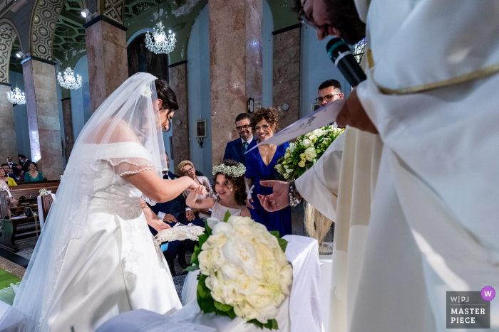 Beste huwelijksfotografie van Santuario Madonna Santissima della Consolazione in Paterno met een foto van de bruid tijdens een buitenevenement