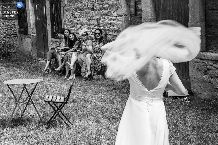 Fotografia de casamento Grand Est em BW mostrando noiva, amigos e vento