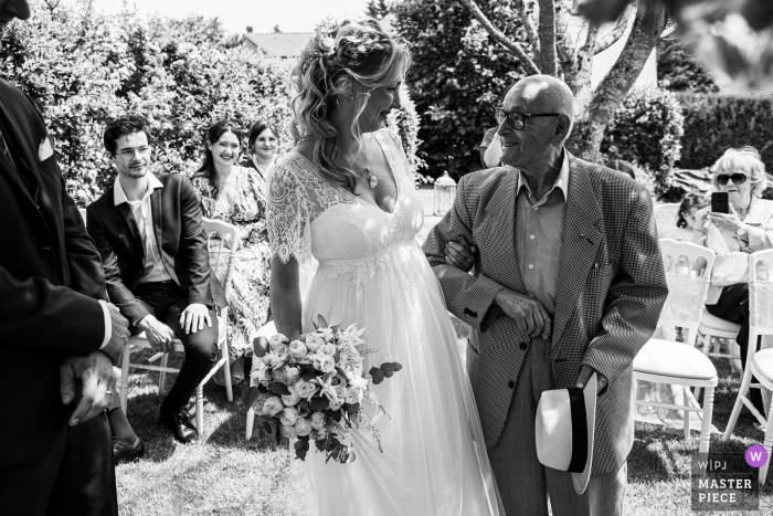 Een top huwelijksfotograaf in Grand Est maakte deze foto van de bruid en is grootvader, 97 jaar oud