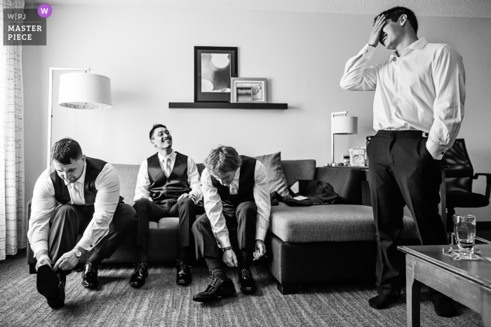 La mejor fotografía de bodas de Waterloo Village en Nueva Jersey que muestra una foto del novio y los padrinos de boda riendo durante la preparación del novio