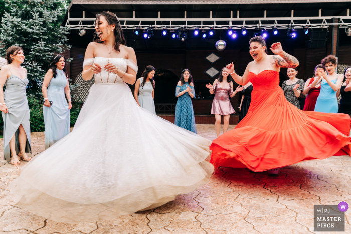 Melhor fotografia de casamento do Korupark em Istambul, mostrando uma foto da noiva dançando no local da recepção