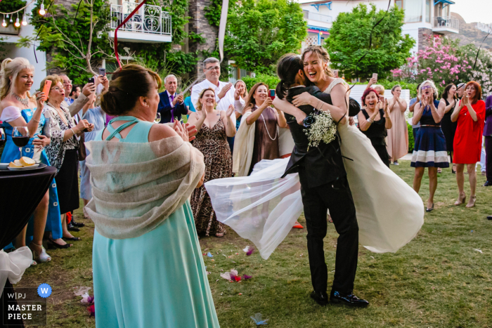 Um fotógrafo de casamento renomado no hotel Bodrum Villamaçakızı tirou esta foto do noivo abraçando a noiva e o noivo a vira