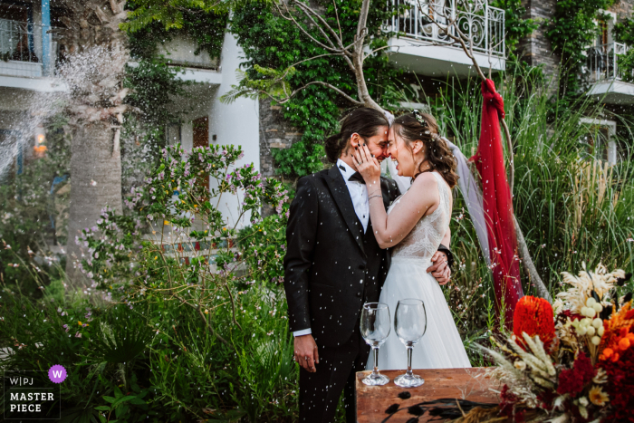 Un fotografo di matrimoni a Bodrum, in Turchia, ha creato questa immagine dell'ora dello champagne quando hanno detto di sì