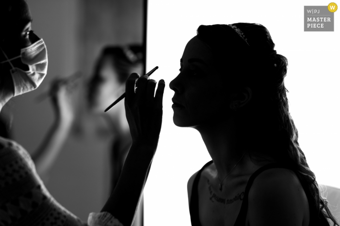 Beste huwelijksfotografie van Vendée met een foto van een Slihouette van de bruid die haar make-up laat doen