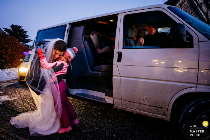 Ein Top-Hochzeitsfotograf in Utrecht hat dieses Bild aufgenommen, das einen Drive-in-Empfang aufgrund von Corona zeigt