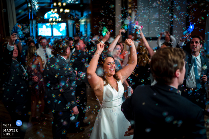 La migliore fotografia di matrimonio dalla Mt Ida Farm a Charlottesville che mostra le pistole Bubble che creano uno scintillante festival di colori sulla pista da ballo