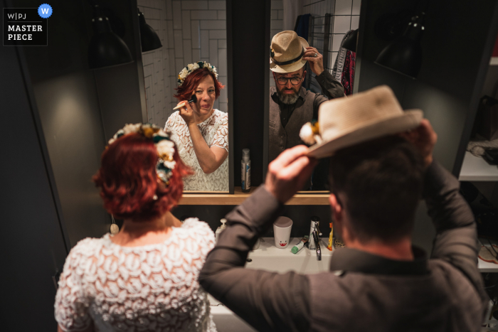 Een trouwfotograaf in Parijs maakte deze foto van The couple tijdens het klaarmaken