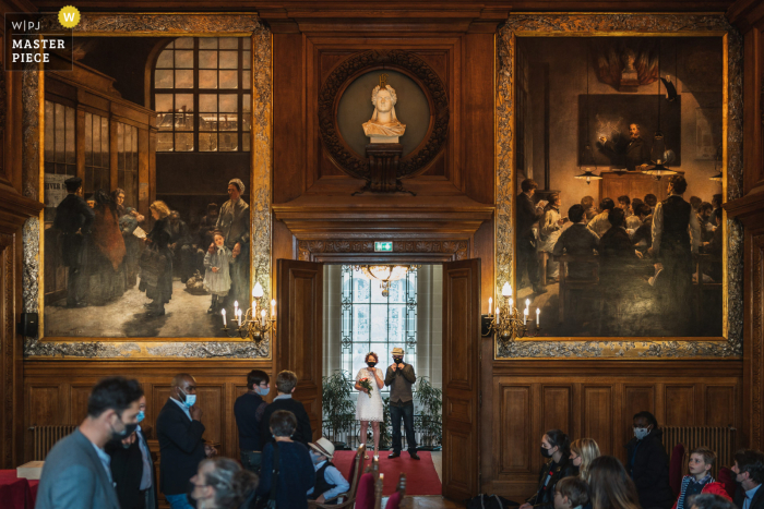 Een top huwelijksfotograaf in Parijs maakte deze foto van The couple net voor de burgerlijke ceremonie