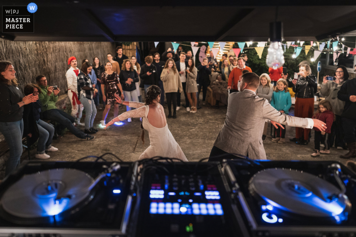 Fotografia de casamento em Quiberon, França, mostrando a festiva primeira dança para os noivos