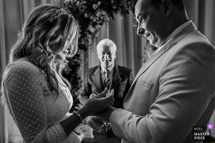 Condomínio La Musique Goiânia wedding photography in BW during the intimate ceremony