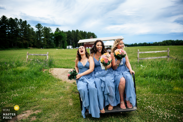 Hochzeitsfotografie aus Morrisville, Vermont, die zeigt, wie die Brautjungfern eine holprige Fahrt auf einem Golfwagen erwischen