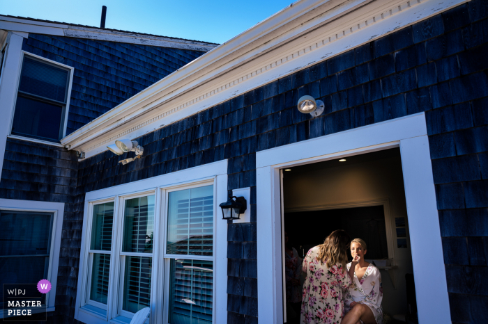 Hochzeitsfotografie aus dem Wychmere Beach Club, Harwich, MA, die zeigt, dass die Braut vor der Zeremonie ihr Make-up macht