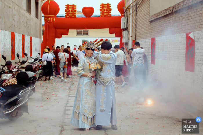 Fotografia de casamento em Shaanxi de um novo casal ao som de fogos de artifício