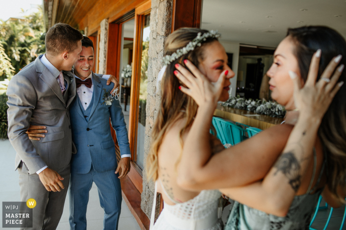 Fotografía de bodas en Rio Grande do Sul de mujeres y hombres abrazados en el evento