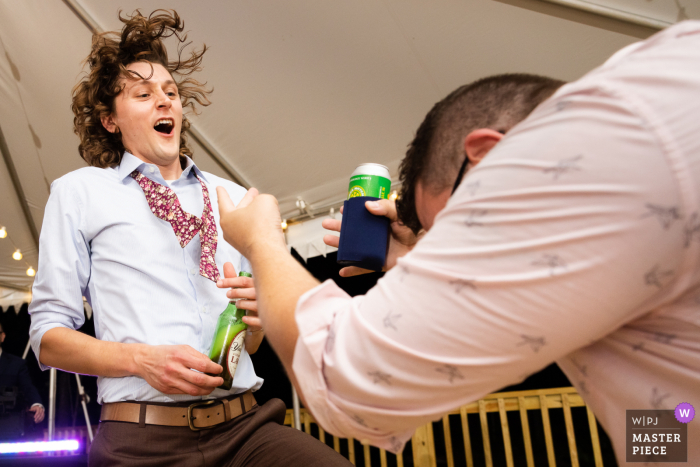 Fotografia de casamento na Virgínia de um convidado fazendo uma reverência aos noivos incríveis habilidades de guitarra aérea