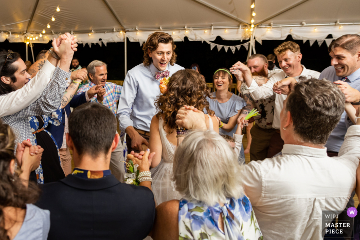 Fotografia di matrimonio in Virginia della coppia e degli ospiti che ballano al Hora