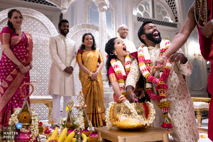 Le Savoy Hotel, Londres, réception de mariage en salle, photo primée montrant les jeux de mariage asiatiques après la cérémonie. Les photographes de mariage les plus qualifiés au monde sont membres de la WPJA