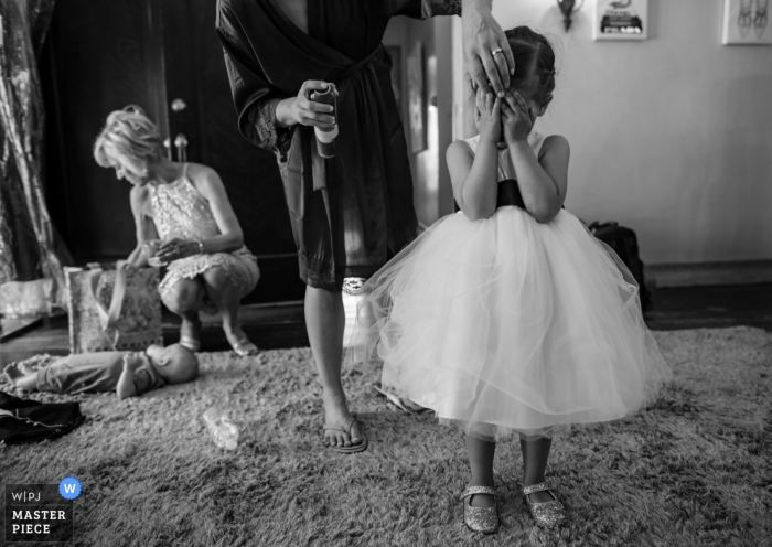 Foto premiada de tempo de preparação do casamento no Garden Event Center, capturando a florista se preparando. Os melhores concursos de imagens de casamento do mundo são realizados pela WPJA