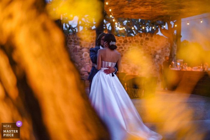 Opuntia Events, San Miguel de Allende preisgekröntes Foto der Hochzeitsfeier im Freien, das einen mit künstlichen Lichtern beleuchteten Baum aufgenommen hat, um diesen unscharfen Rahmen zwischen einem kurzen Tanz des Paares zu verursachen