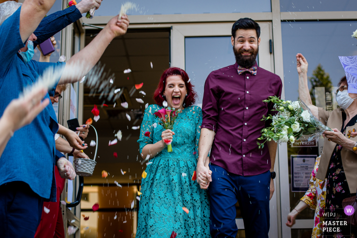 Starea Civila Sektor 2, Bulgarien Preisgekröntes Bild des Paares am Hochzeitstag beim Verlassen der standesamtlichen Trauung. Die weltbesten Wettbewerbe für Hochzeitsfotografie werden von der WPJA veranstaltet