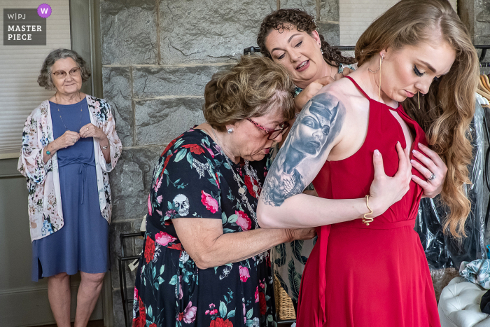 Rhodes Hall, Atlanta, tempo di preparazione al matrimonio, pluripremiata foto che cattura la sposa e sua zia mentre aiutano la figlia della sposa a prepararsi per il matrimonio mentre un amico guarda.