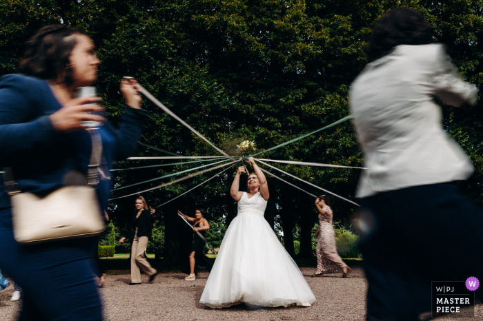 Chateau Laplaud, Haute Vienne, festa di matrimonio all'aperto, pluripremiata foto che ha registrato il set di nastri con il bouquet della sposa