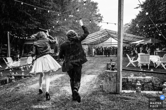 Foto premiada da festa da recepção do casamento ao ar livre em Montargis que registra que está um pouco chuvoso