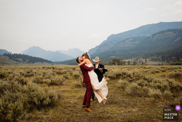 Lamar Valley, Yellowstone, preisgekröntes Bild der Hochzeitszeremonie im Freien, das einen malerischen ersten Kuss im Landhausstil zeigt