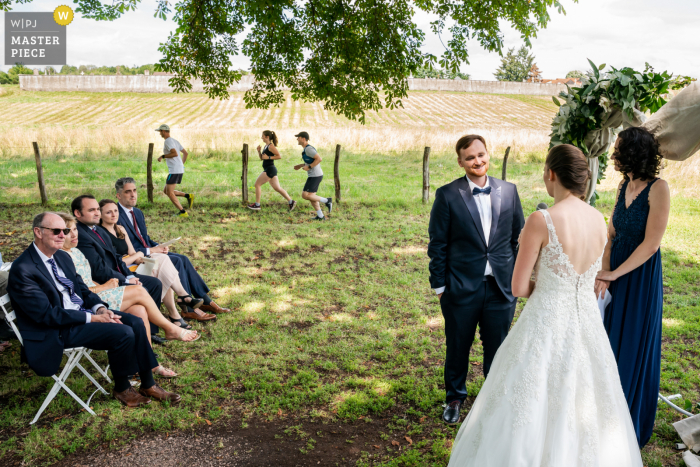 Couches, Frankrijk, bekroonde afbeelding van een buitenhuwelijksceremonie met enkele hardlopers in het midden van de ceremonie