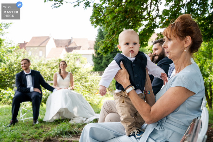 Couches, Frankrijk bekroonde foto van een huwelijksreceptie in de buitenlucht waarop een baby is opgenomen die zeeziekte heeft