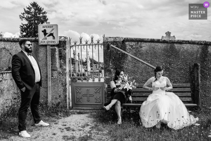 Couches, Francia imagen premiada del día nupcial de una escena divertida. Los mejores concursos de fotografía de bodas del mundo son organizados por la WPJA