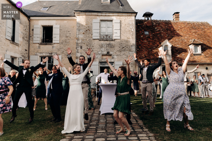 Château d'Allogny - Indre outdoor marriage reception party award-winning photo that has recorded a Surprise dance of the guests for the bride and groom, they joined them at the end of the song to enjoy with their friends Château d'Allogny - Indre outdoor marriage reception party award-winning photo that has recorded a Surprise dance of the guests for the bride and groom, they joined them at the end of the song to enjoy with their friends