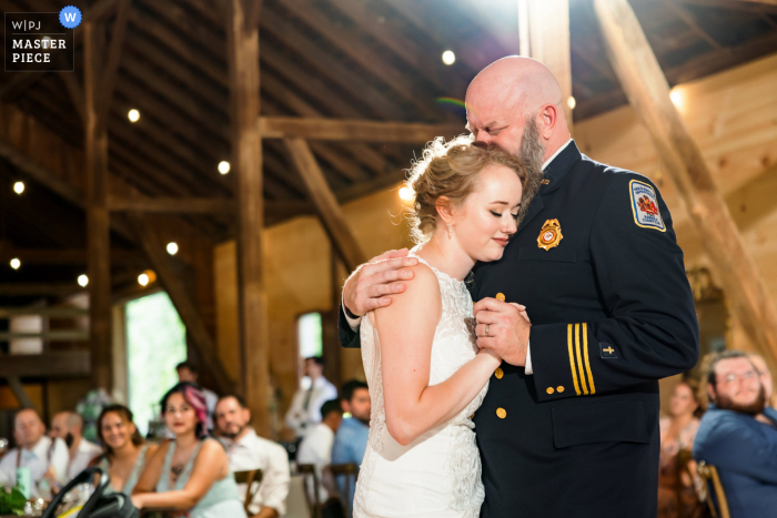 Sylvanside Farm, Purcellville, VA bekroonde foto van een binnen bruiloftsfeest met een emotionele vader-dochterdans