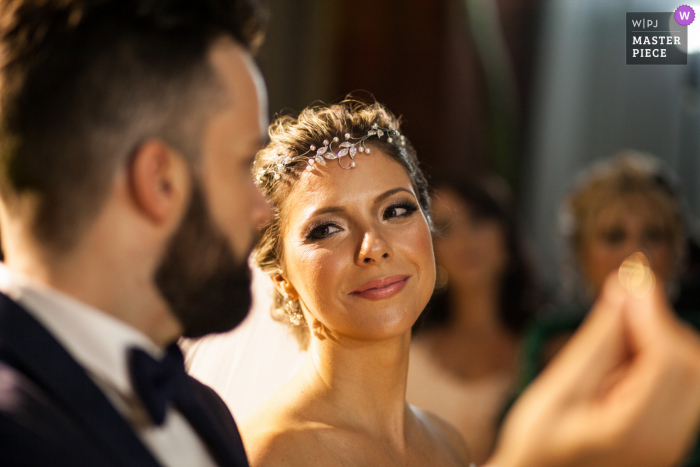 Allegro Buffet Indoor-Hochzeitszeremonie preisgekröntes Bild, das den Look der Bräute zeigt. Die weltbesten Hochzeitsbildwettbewerbe werden über die WPJA vorgestellt