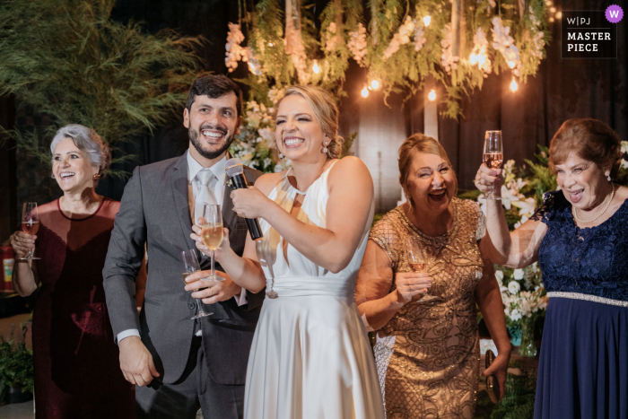 Foto premiada da festa de recepção de casamento no Allegro Buffet, mostrando os noivos com drinques e convidados