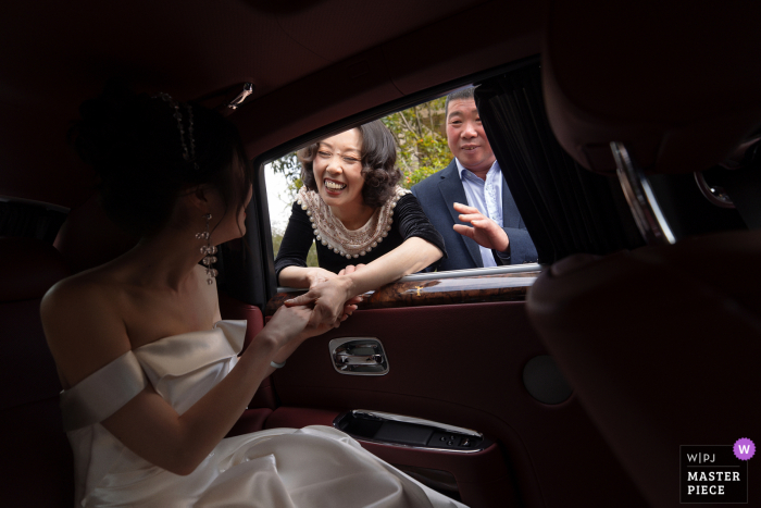 Preisgekröntes Bild zum Hochzeitstag in Zhejiang mit der Verabschiedung der Braut durch die Eltern