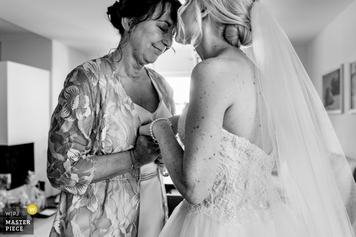 Tiempo de preparación para el matrimonio de Roedermark fotografía ganadora de premios que captura a la novia y la madre cara a cara en BW