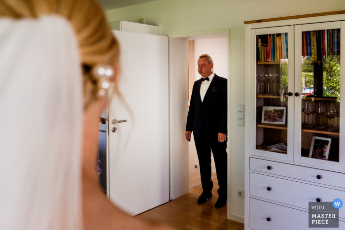 Foto pluripremiata del tempo di preparazione al matrimonio di Roedermark che cattura il primo sguardo di papà