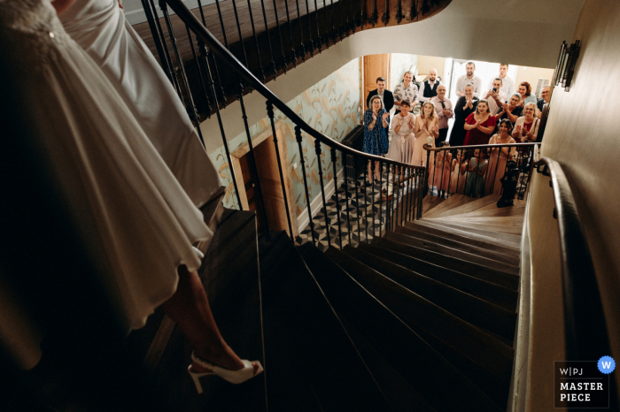 Chateau des Chézeaux - imagem premiada do dia nupcial de Indre de noiva descendo para se juntar aos convidados no andar de baixo