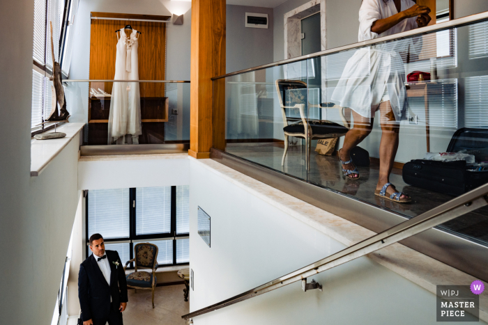 Villa Ambra, Tulenovo, Bulgária - tempo de preparação para o casamento - foto premiada que captura o noivo esperando a noiva ficar pronta. Os melhores concursos de imagens de casamento do mundo são realizados pela WPJA