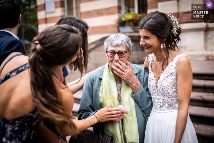 Imagen premiada del día nupcial del Ayuntamiento de Carmaux de un momento emotivo de la abuela de las novias después de la ceremonia