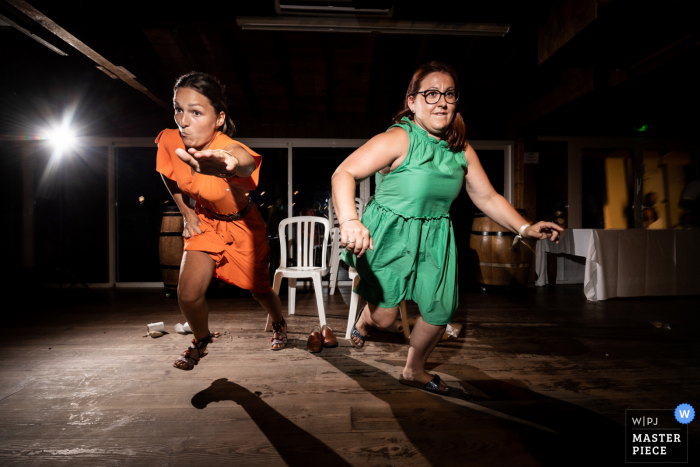 La Ferme d'en Chon, Biscarrosse interior fiesta de recepción de boda galardonada imagen que muestra un juego loco durante la fiesta de la boda