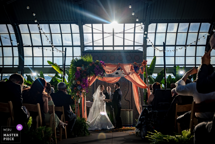 Garfield Park Conservatory, Chicago interior fiesta de recepción de bodas foto ganadora de un premio que muestra una ceremonia en un invernadero