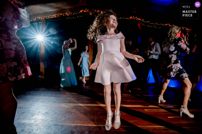 Yarra Valley Estate, Victoria, Austrália, festa de recepção de casamento em ambiente fechado, foto premiada que mostra O primo do noivo se divertindo muito