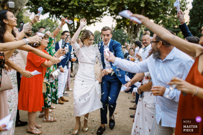 Provence Mas d'Arvieux openlucht huwelijksreceptie bekroonde foto die de binnenkomst van de bruid en bruidegom heeft vastgelegd