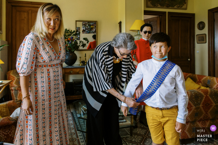 Foto pluripremiata del tempo di preparazione al matrimonio in Provenza che cattura un ragazzo Prepararsi