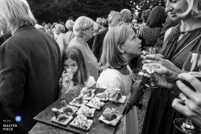 Preisgekröntes Foto einer Hochzeitsfeier im Freien in der Provence, auf dem die Cocktailzeit mit gelangweilten Kindern festgehalten wurde